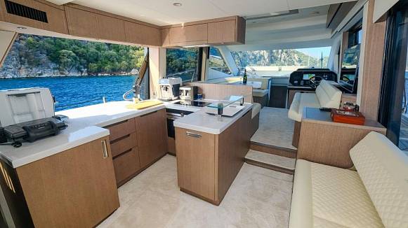 Яхта GALEON 500 FLY