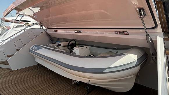 Яхта MAJESTY 112 TERRACE