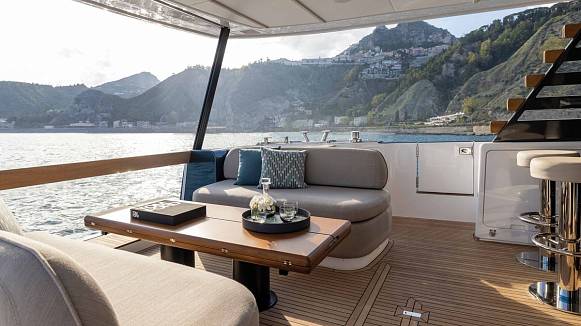 Яхта AZIMUT MAGELLANO 60