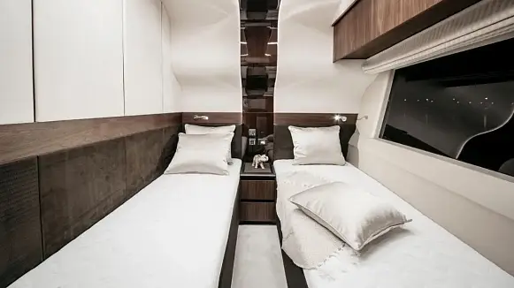 Яхта GALEON 680 FLY