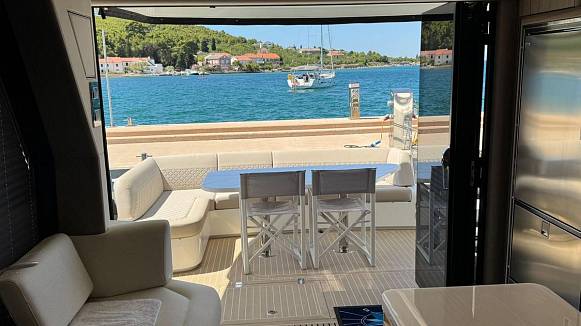 Яхта GALEON 560 FLY