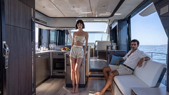 Яхта GALEON 570 SKY