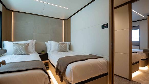 Яхта Majesty 111