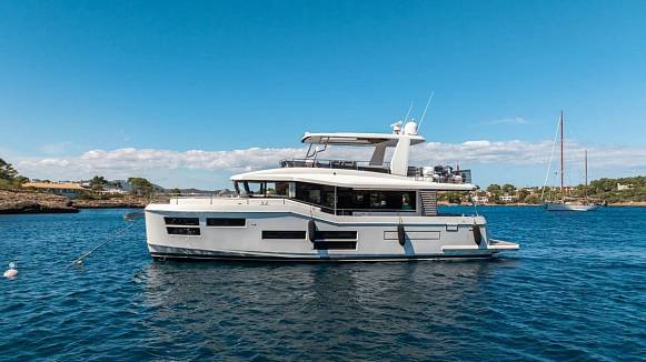 Яхта GRAND TRAWLER 62