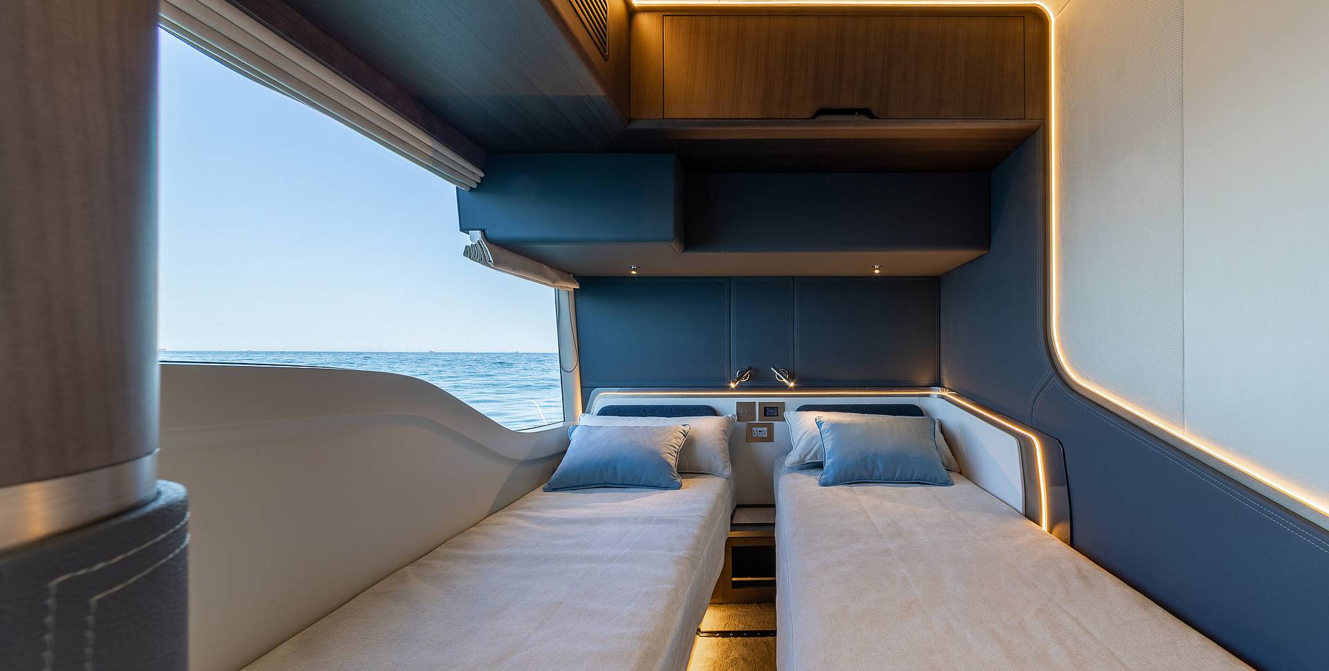 Яхта GALEON 570 SKY