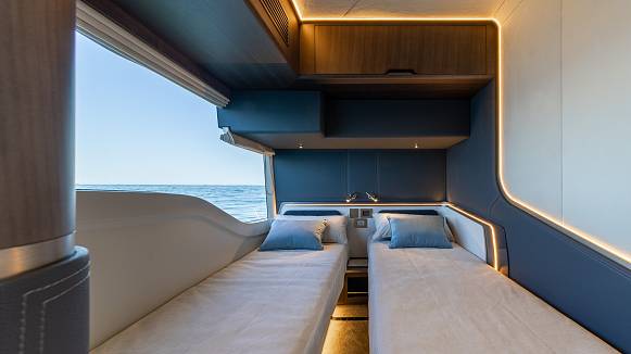 Яхта GALEON 570 SKY