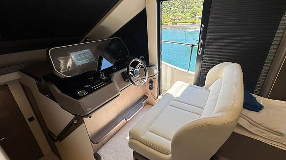 Яхта GALEON 560 FLY