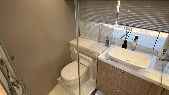 Яхта Galeon 440 FLY