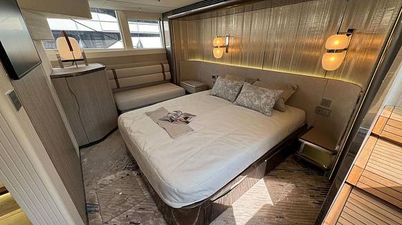 Яхта GALEON 620 FLY