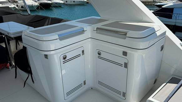 Яхта GALEON 560 FLY