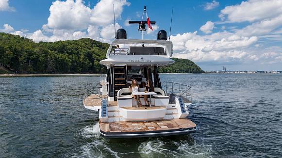 Яхта GALEON 500 FLY