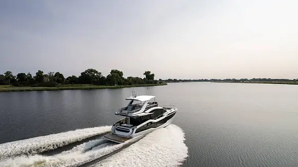 Яхта GALEON 560 FLY