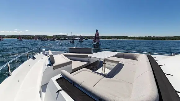 Яхта GALEON 800 FLY