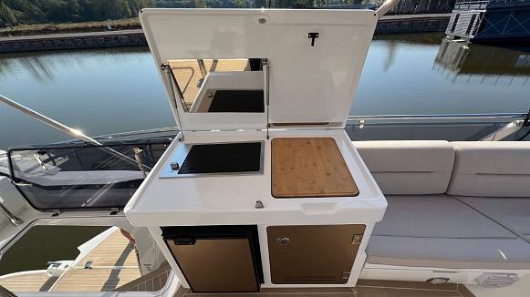 Яхта Galeon 440 FLY