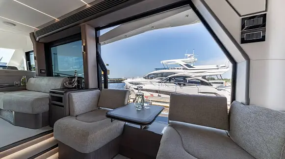Яхта GALEON 560 FLY