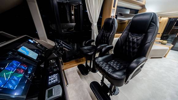 Яхта Galeon 680 FLY