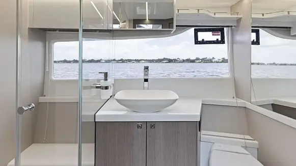 Яхта GALEON 450 HTC