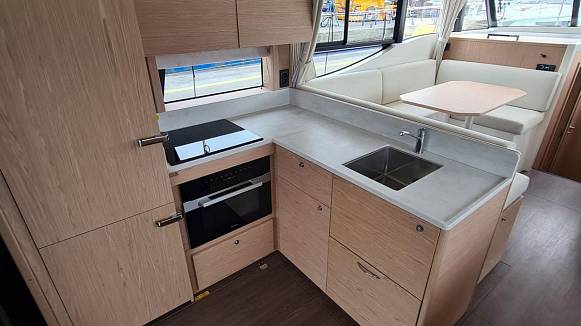 Яхта Swift Trawler 48 Fly