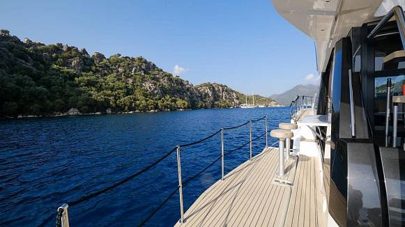 Яхта GALEON 500 FLY