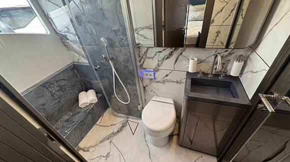 Яхта GALEON 620 FLY