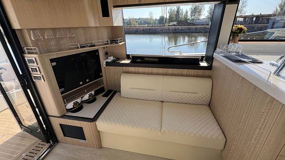 Яхта Galeon 440 FLY