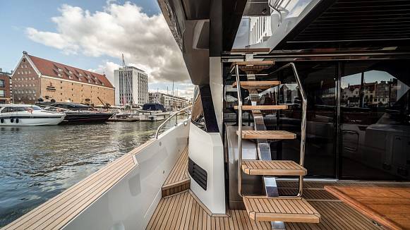 Яхта GALEON 700 SKY