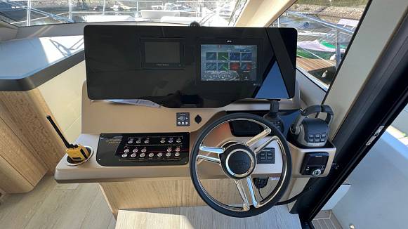 Яхта Galeon 440 FLY