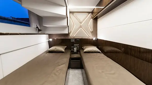 Яхта GALEON 640 FLY