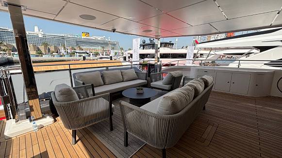 Яхта MAJESTY 112 TERRACE