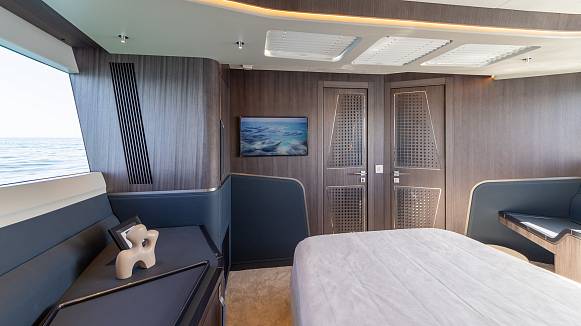 Яхта GALEON 570 SKY