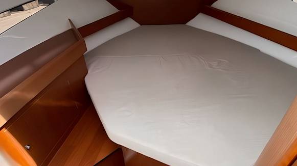 Яхта Beneteau Antares 8.80