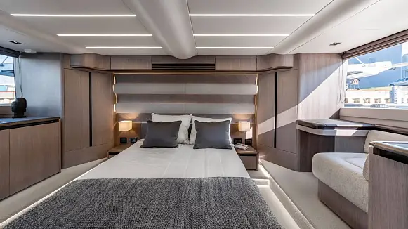 Яхта GALEON 560 FLY