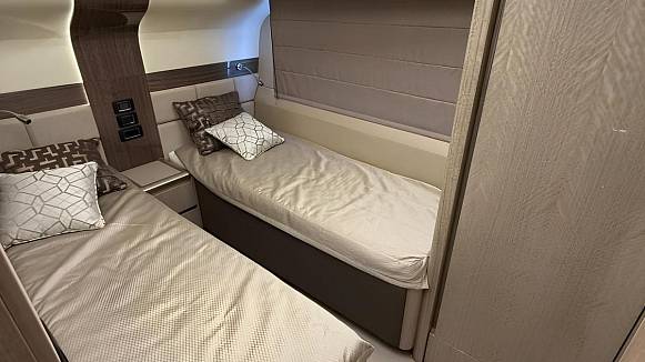 Яхта Galeon 700 Sky