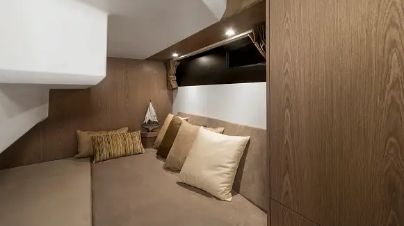 Яхта GALEON 310 HTC